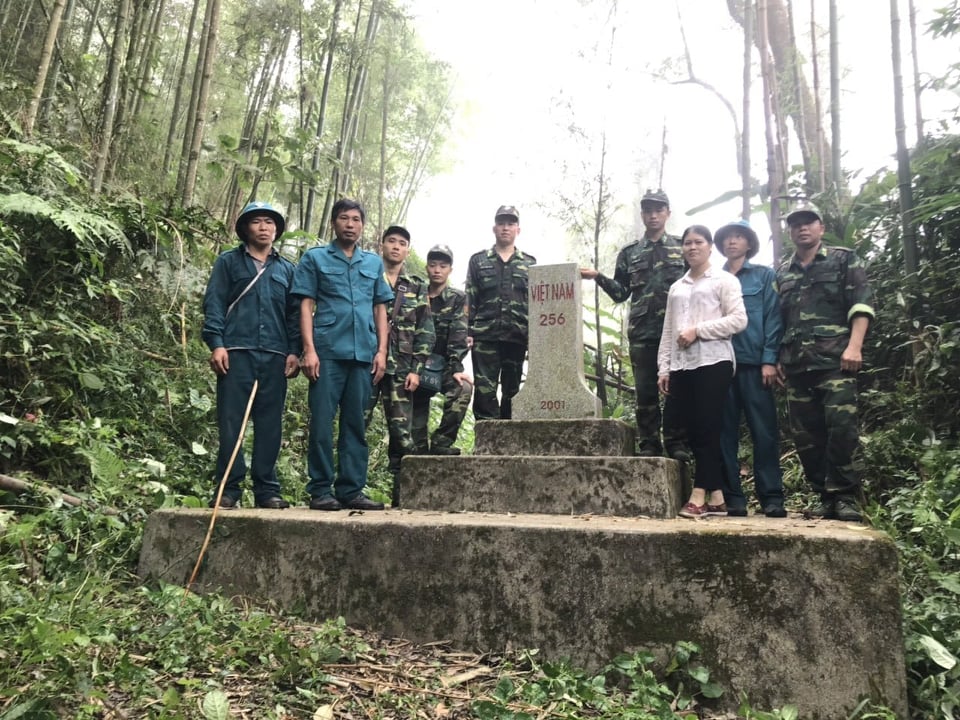 Dân quân xã Thanh Thủy tuần tra cột mốc biên giới